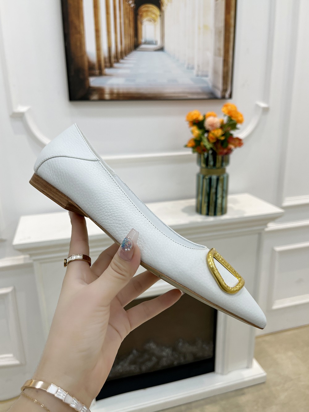 VALENTINO V BUCKLE PUMPS WHITE SW2S0Q63DSH0NO