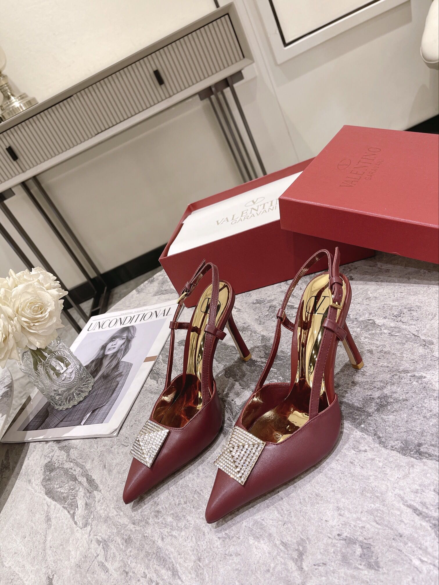VALENTINO ONE STUD PUMP WITH CRYSTALS CHERRY WS0R01TMK