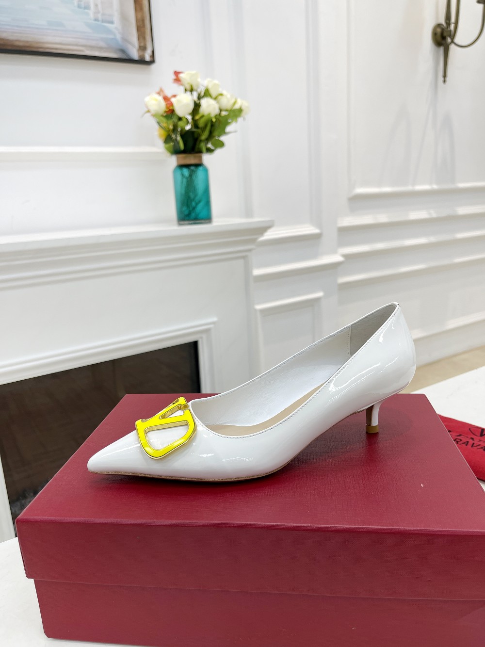 VALENTINO V BUCKLE PUMPS WHITE 1W2S0FH8LAFGF9