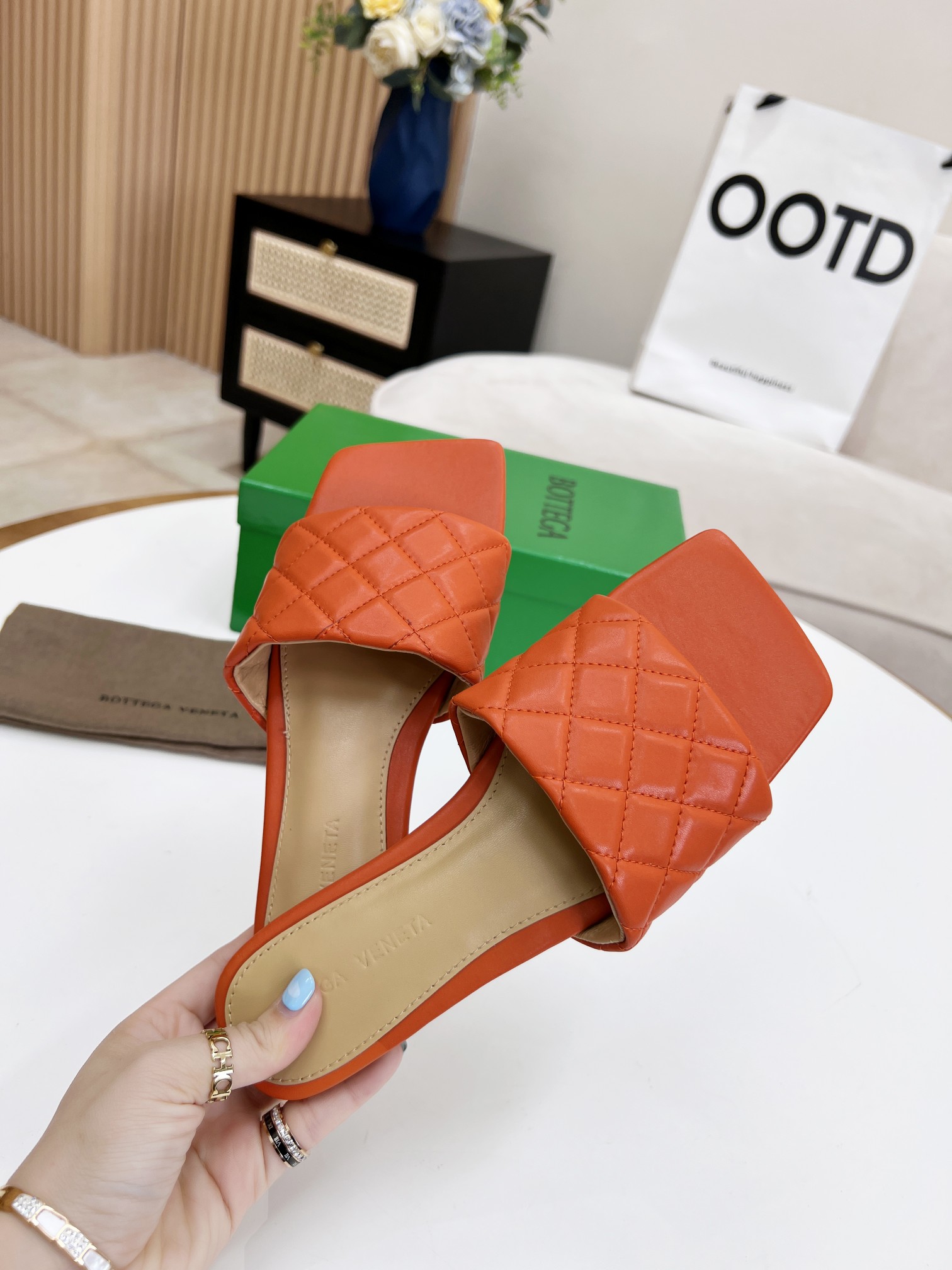 bo*te*ga Ve*ne*ta padded flat sandals orange 627710v