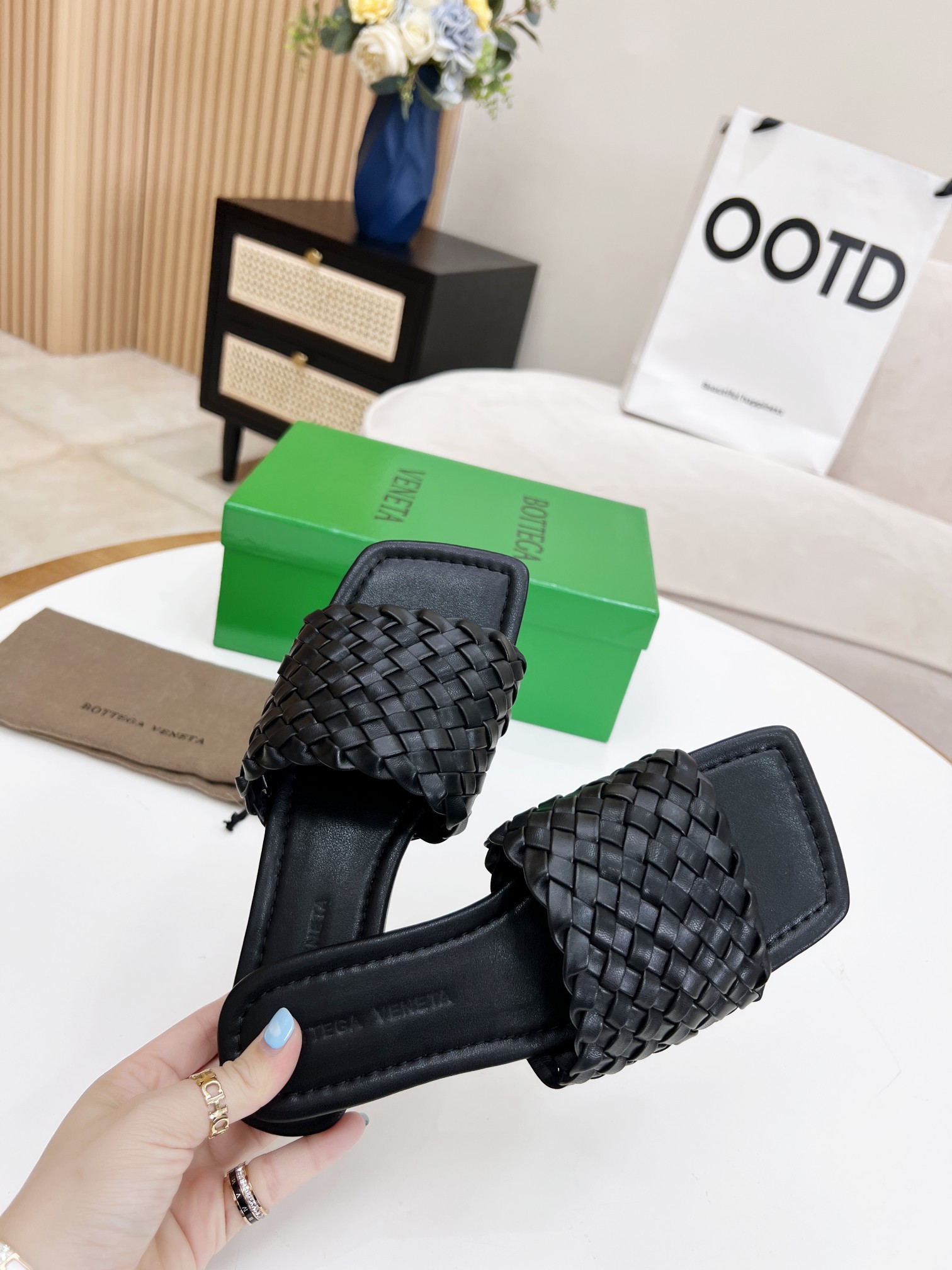bo*te*ga Ve*ne*ta dot wave flat sandals black 708880v