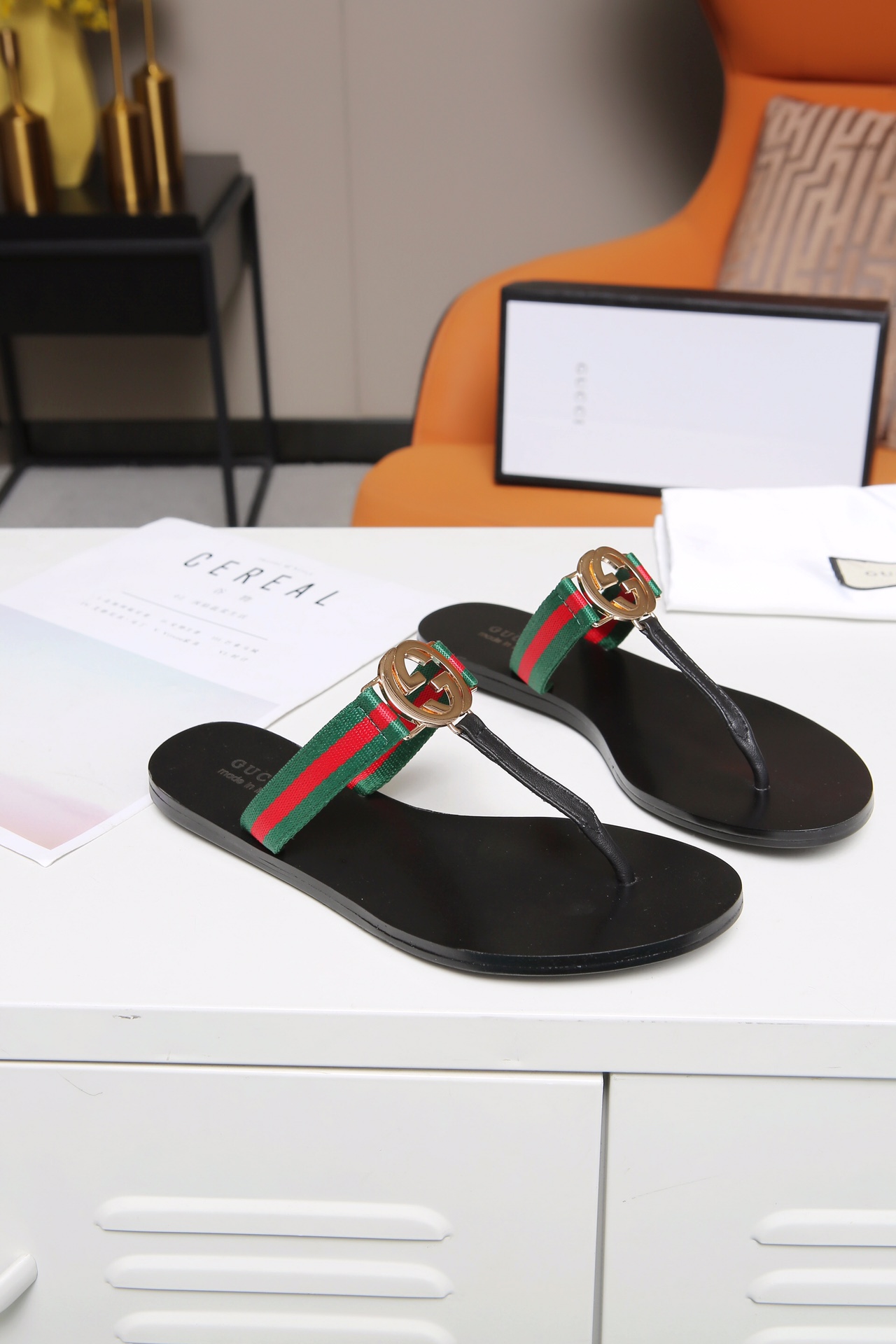 G*u*i black web stripe flip-flops green and red 630307