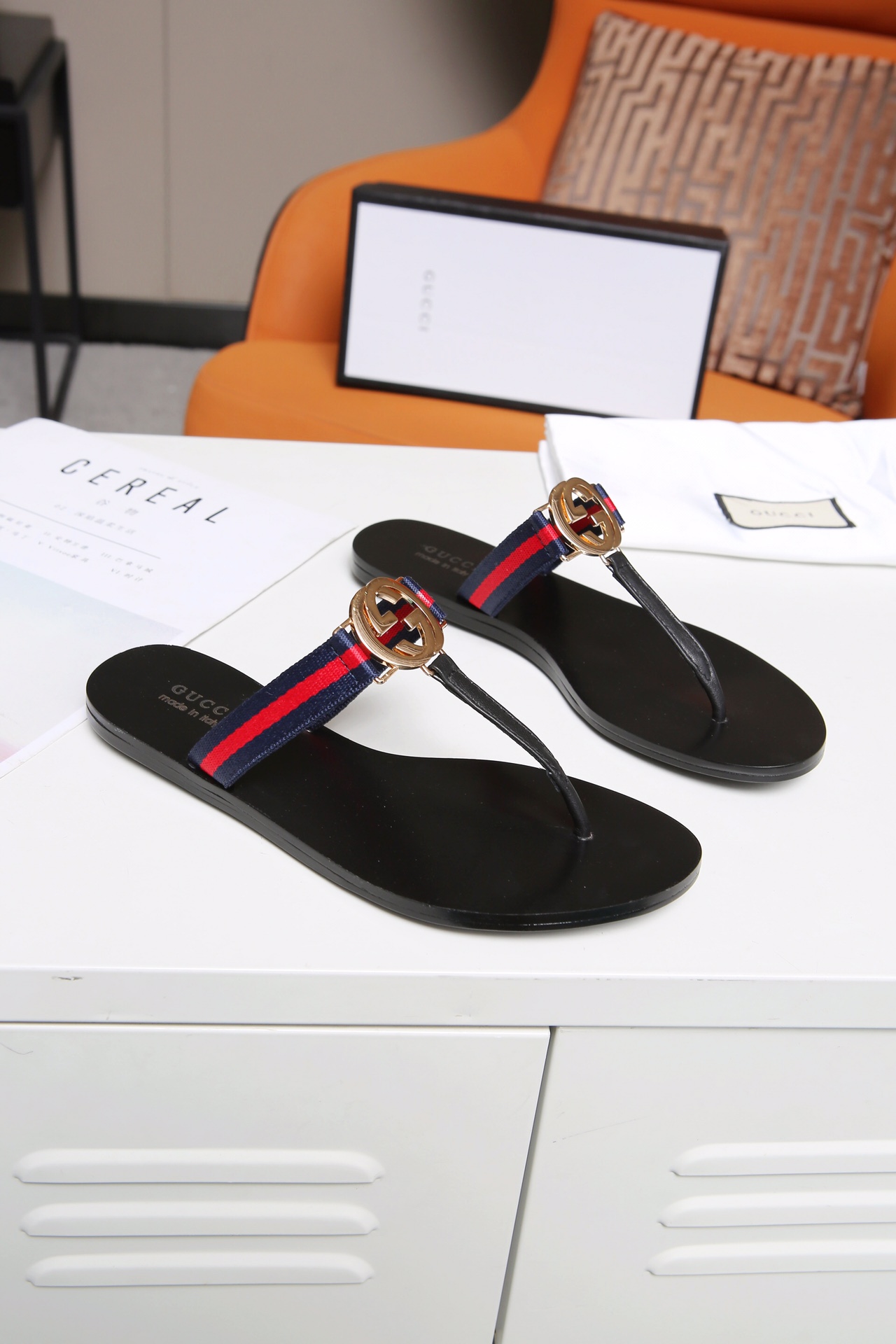 G*u*i black web stripe flip-flops blue and red 630307