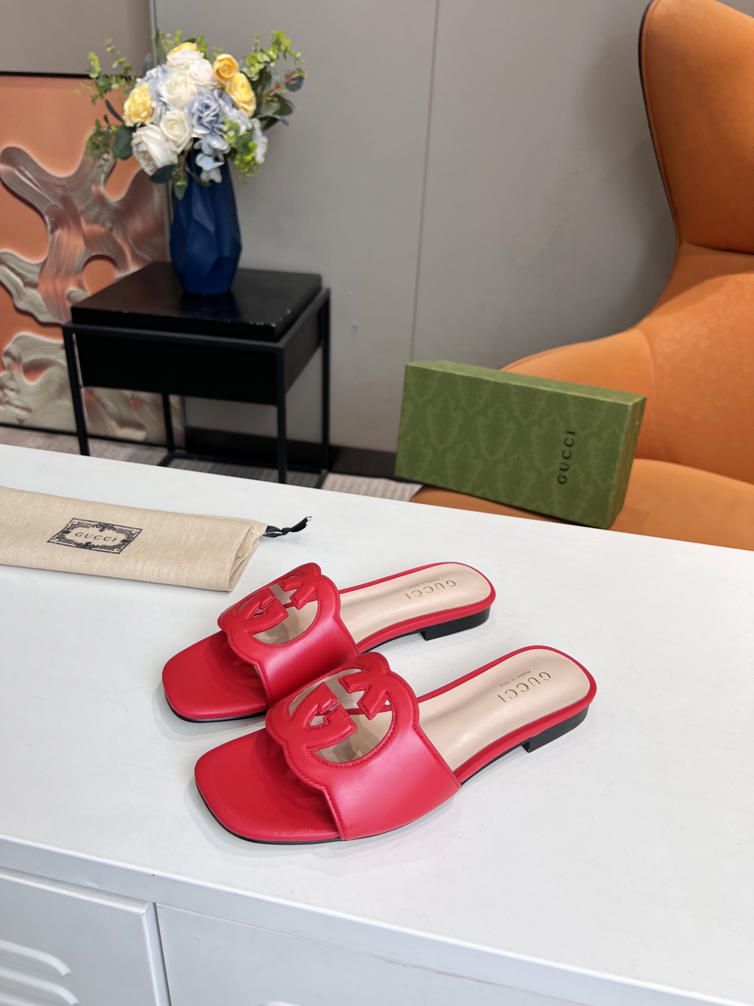 G*u*i interlocking g cut-out slide sandal red 694451