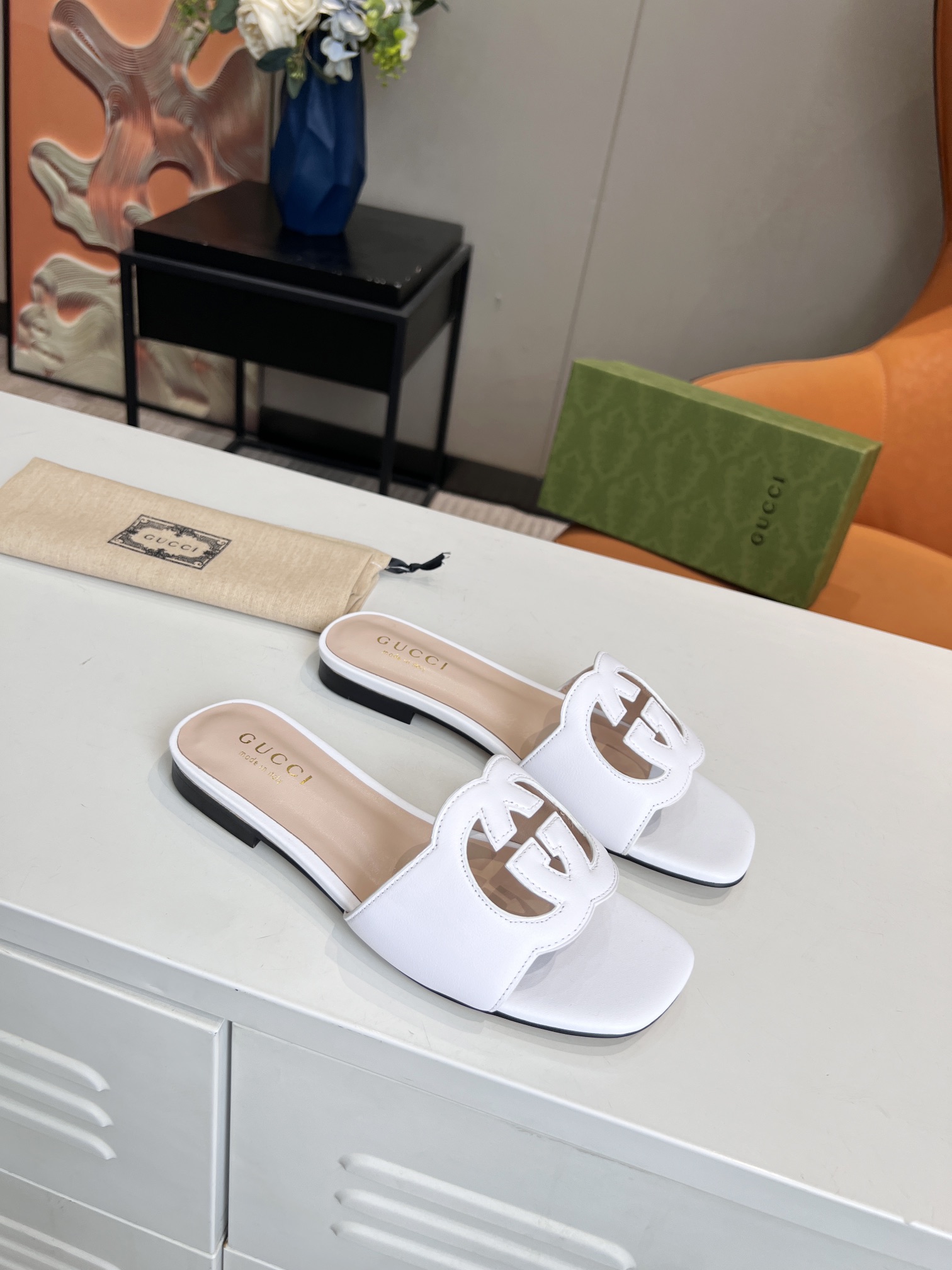 G*u*i interlocking g cut-out slide sandal white 694450
