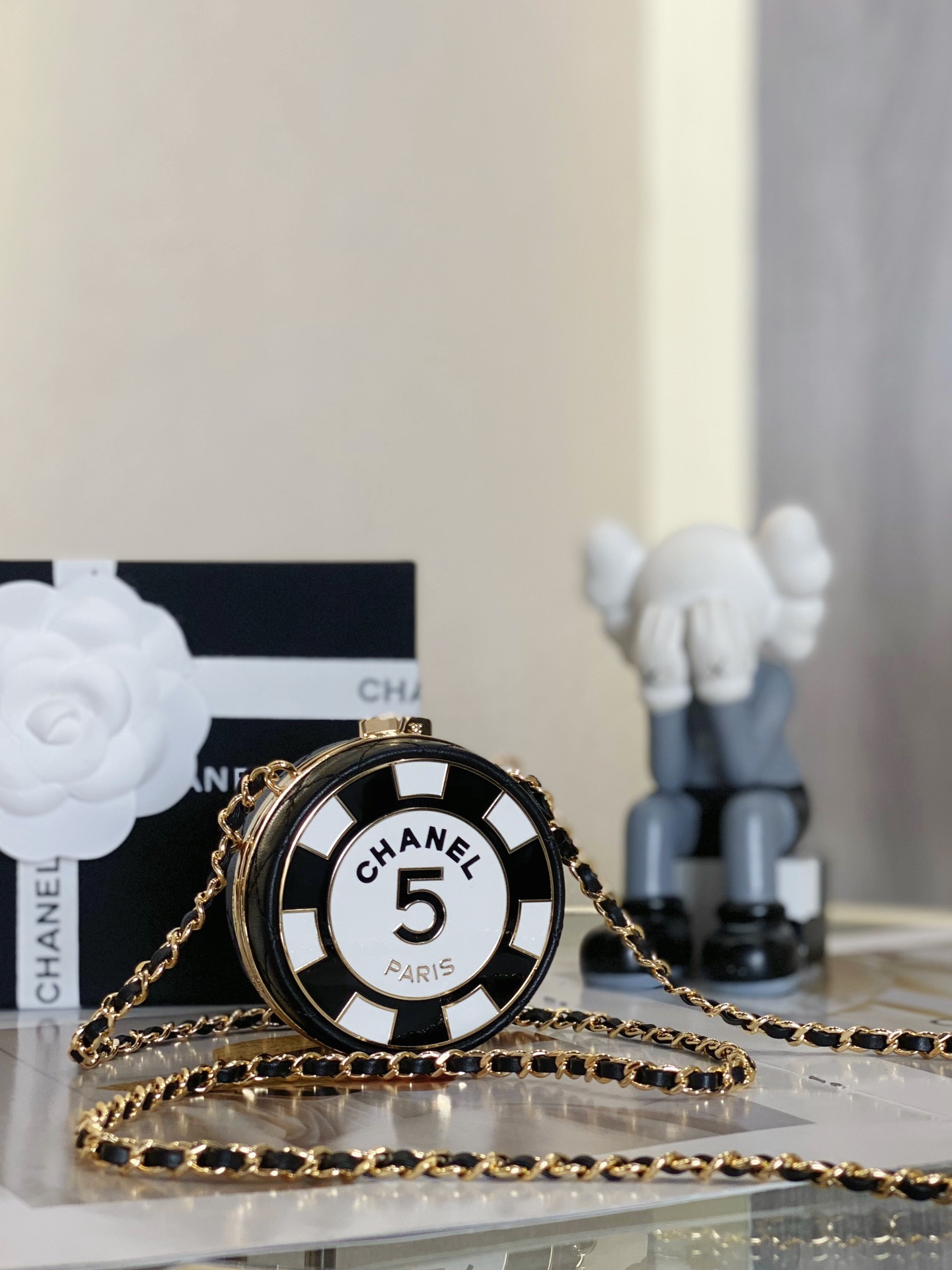 Ch*el clutch with chain black & white ap3074