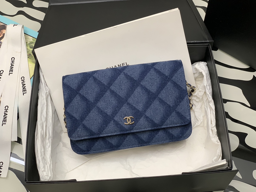 Ch*el classic wallet on chain blue ap0250