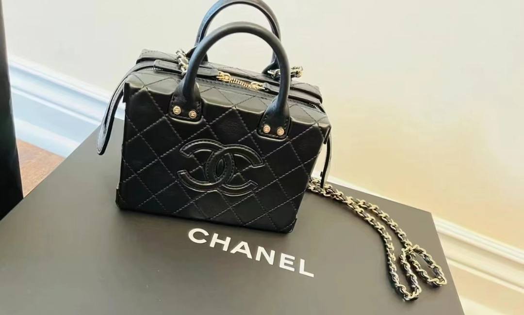 Ch*el small vanity case black as3345