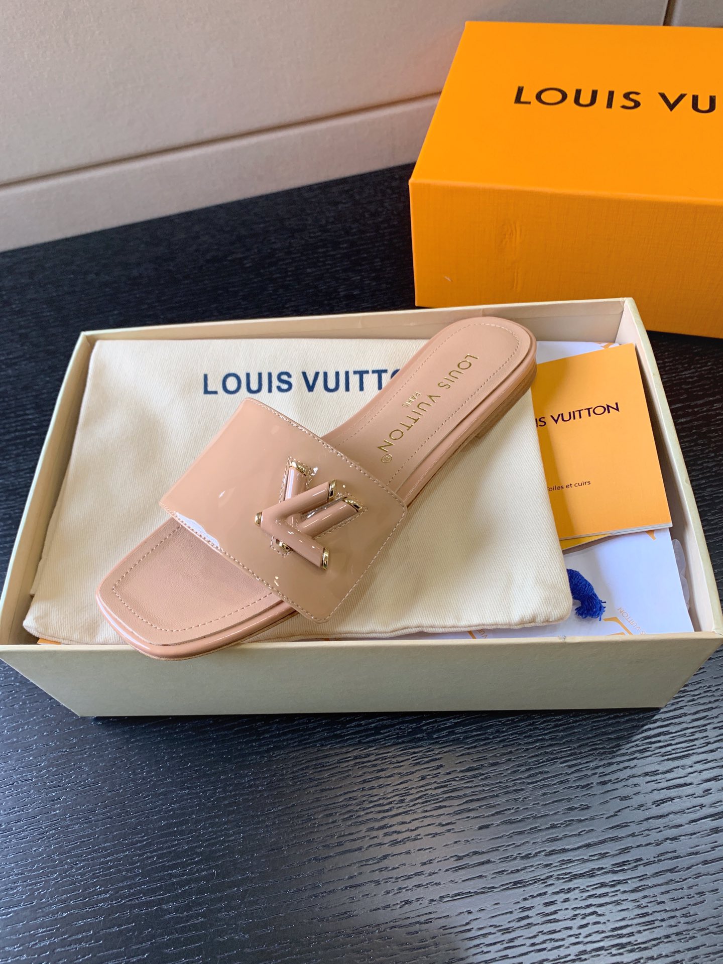 l**is V*t*n shake mule beige 1ab2rb