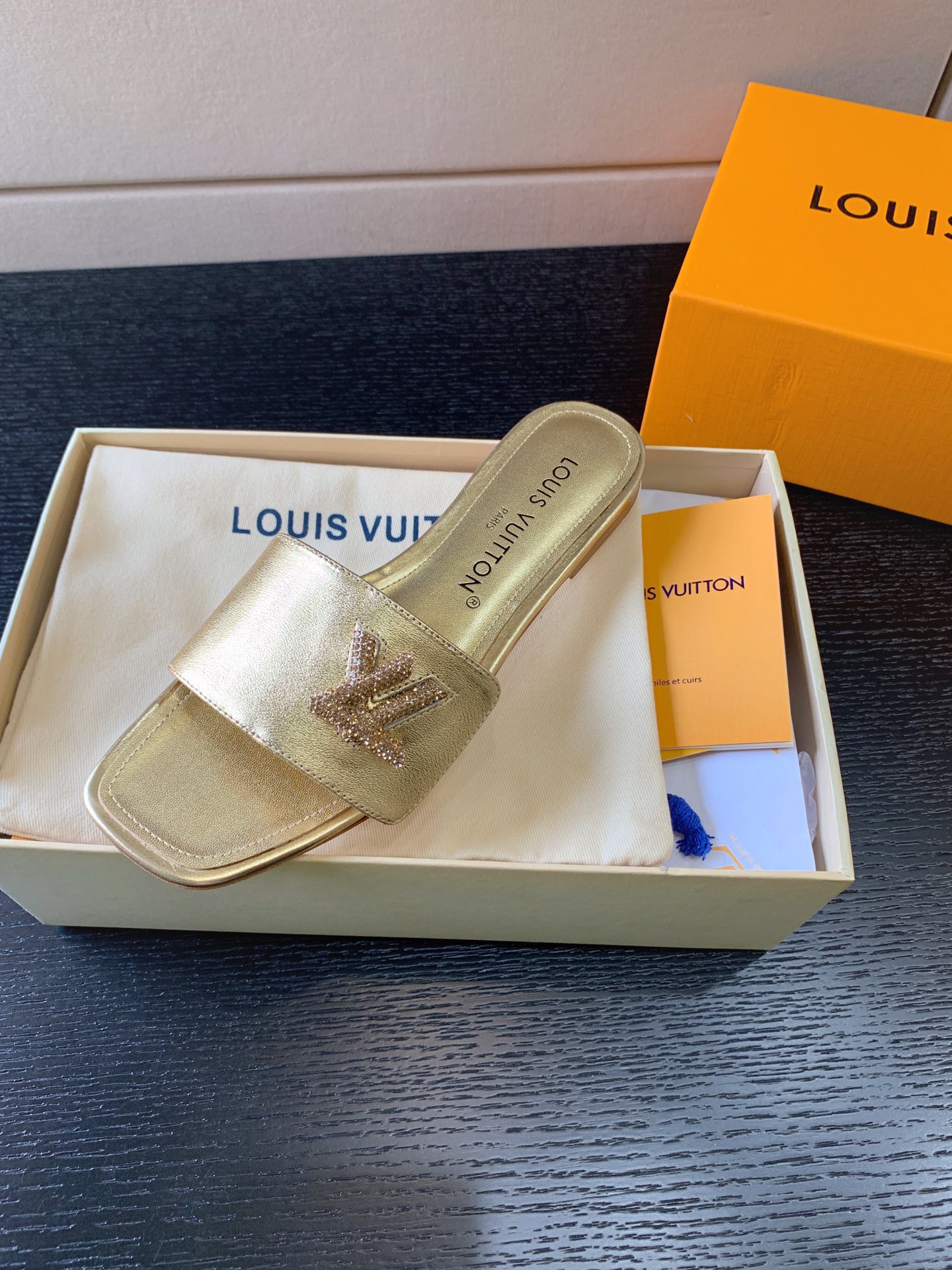 l**is V*t*n shake mule gold 1ab2rb