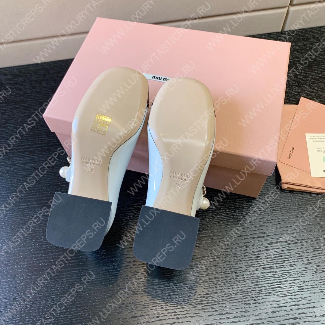 MIU MIU PATENT LEATHER PUMPS WHITE AND BLACK 5I248D