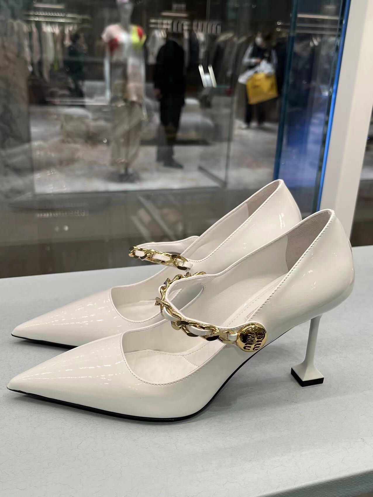 MIU MIU PATENT LEATHER PUMPS WHITE 5I814D