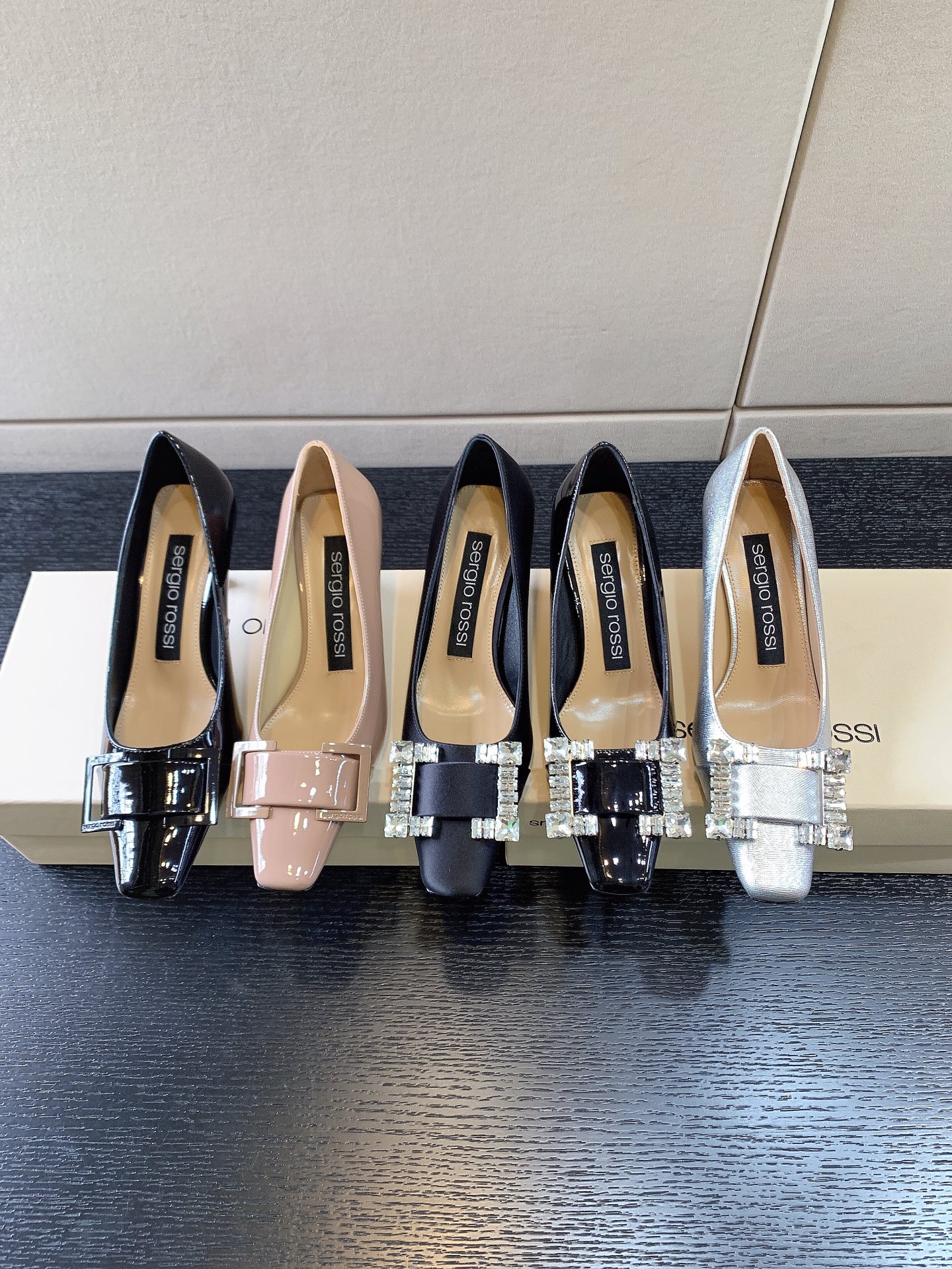 SERGIO ROSSI BUCKLED PUMPS LEATHER BLACK A94290