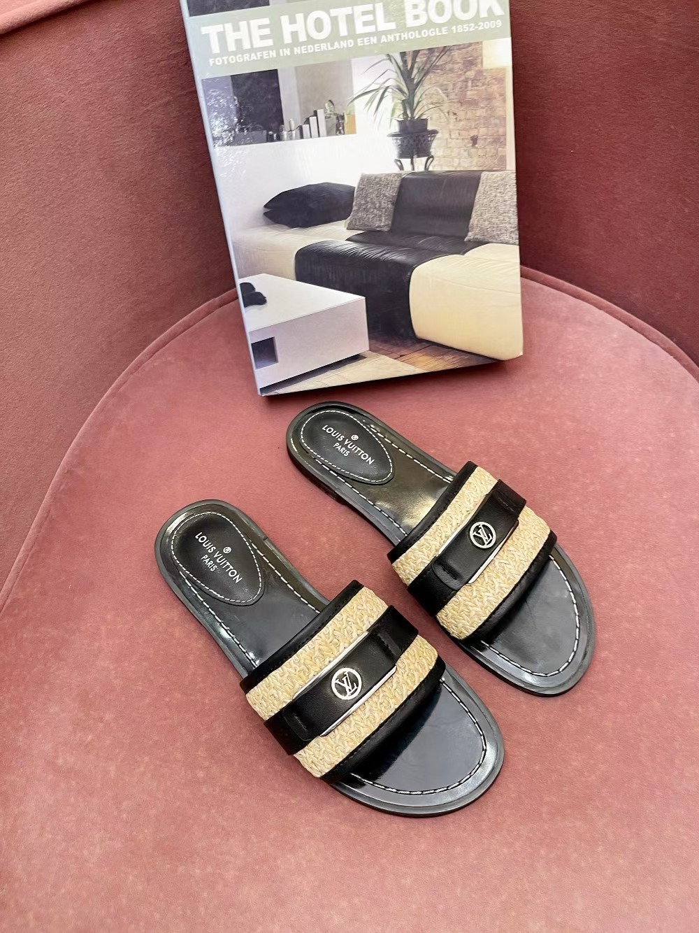 l**is V*t*n lock it flat mule black & beige 1aadiw