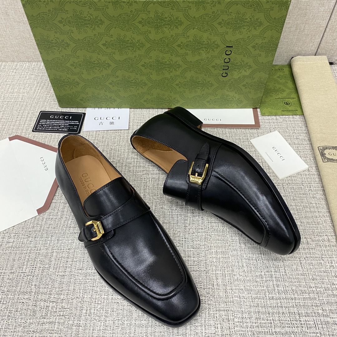 G*u*i buckle shoes