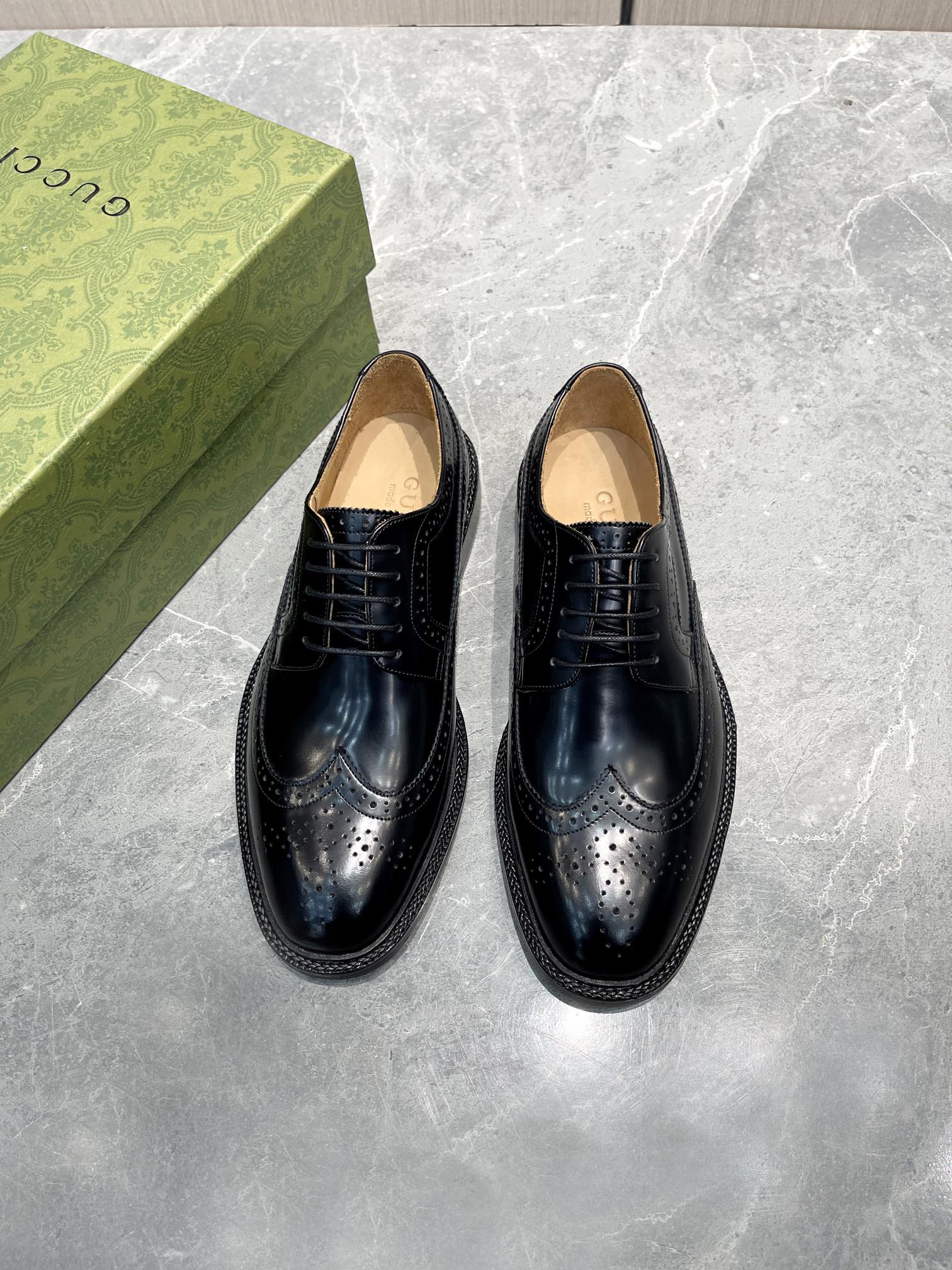 G*u*i men’s lace-up shoe black 723694