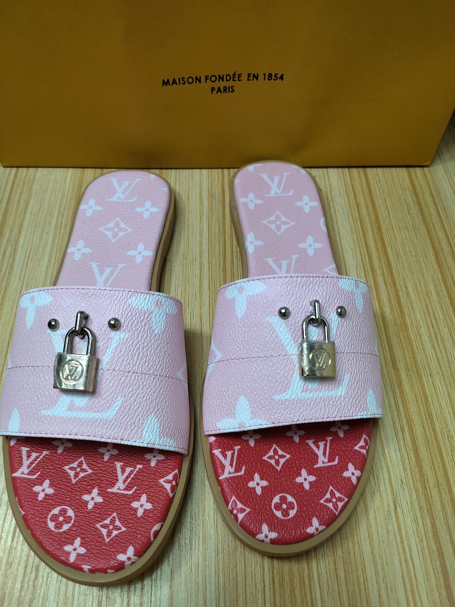 l**is V*t*n mule plate lock it white and pink 1a64mn