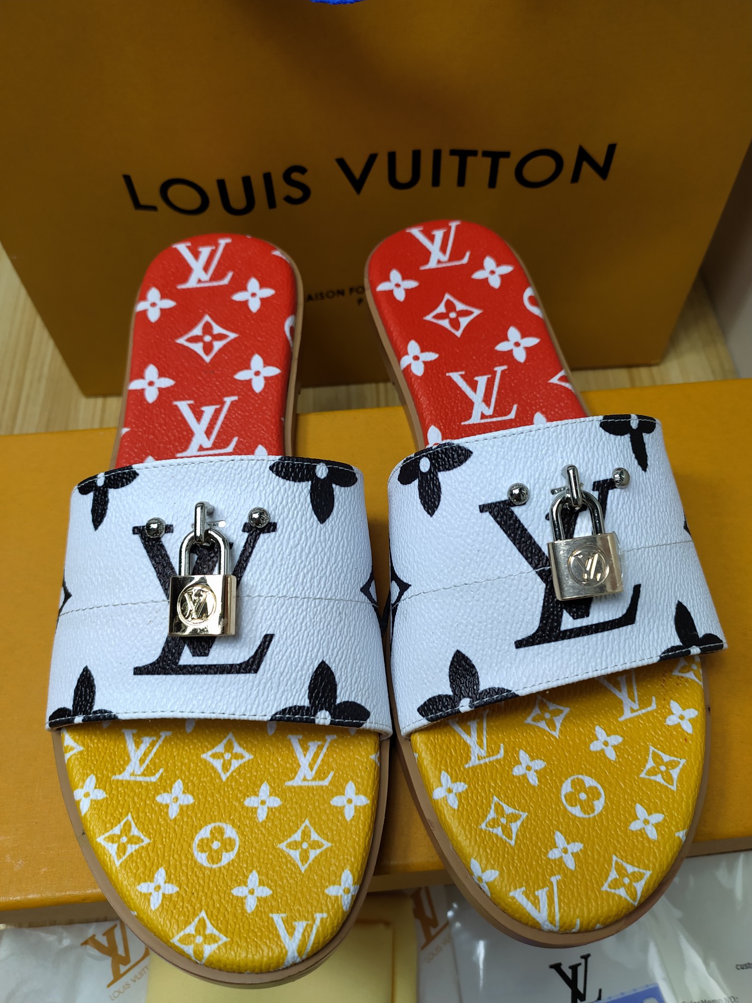 l**is V*t*n mule plate lock it white and red 1a64mn