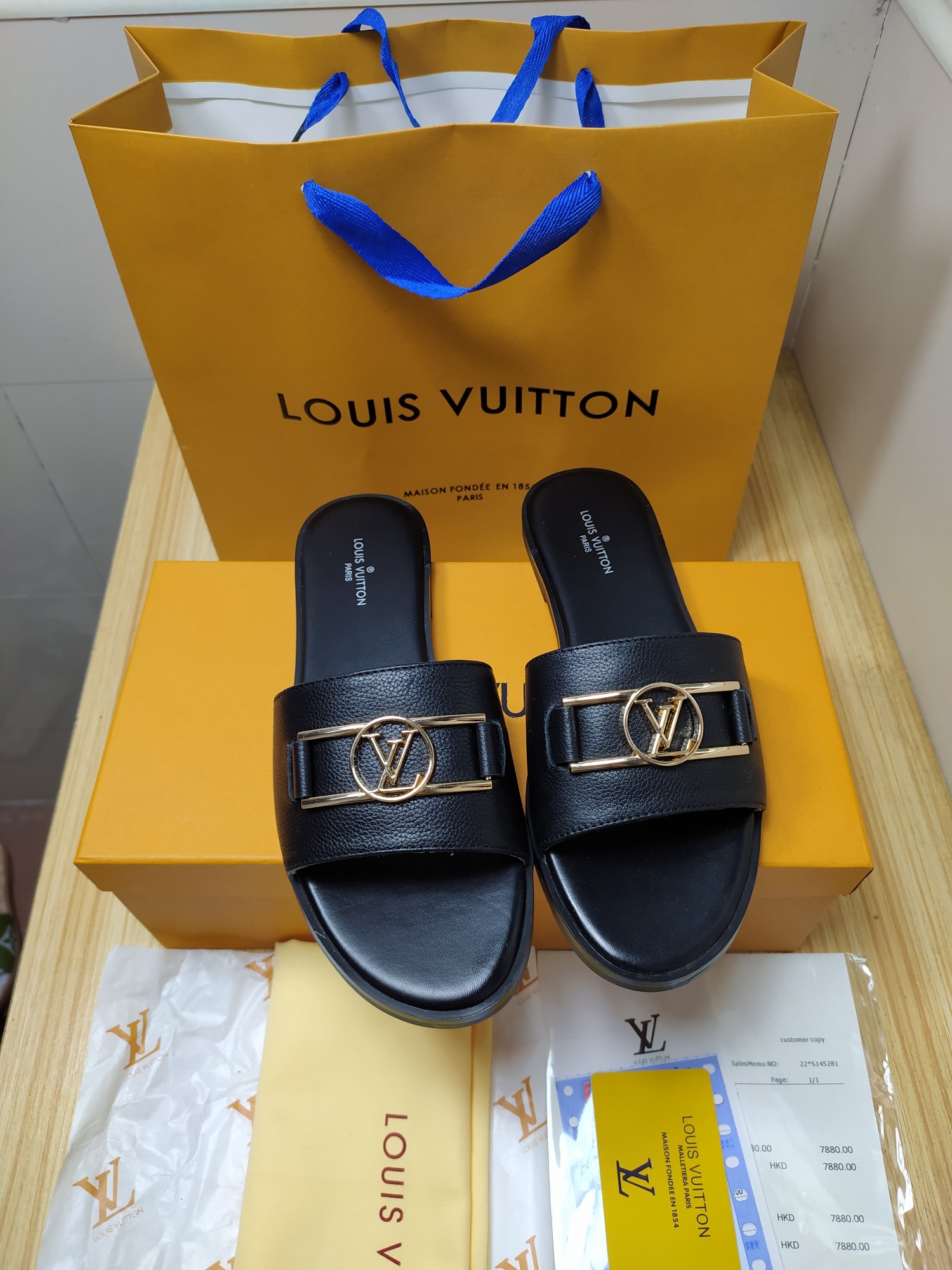 l**is V*t*n lock it flat mule black 1a64z7