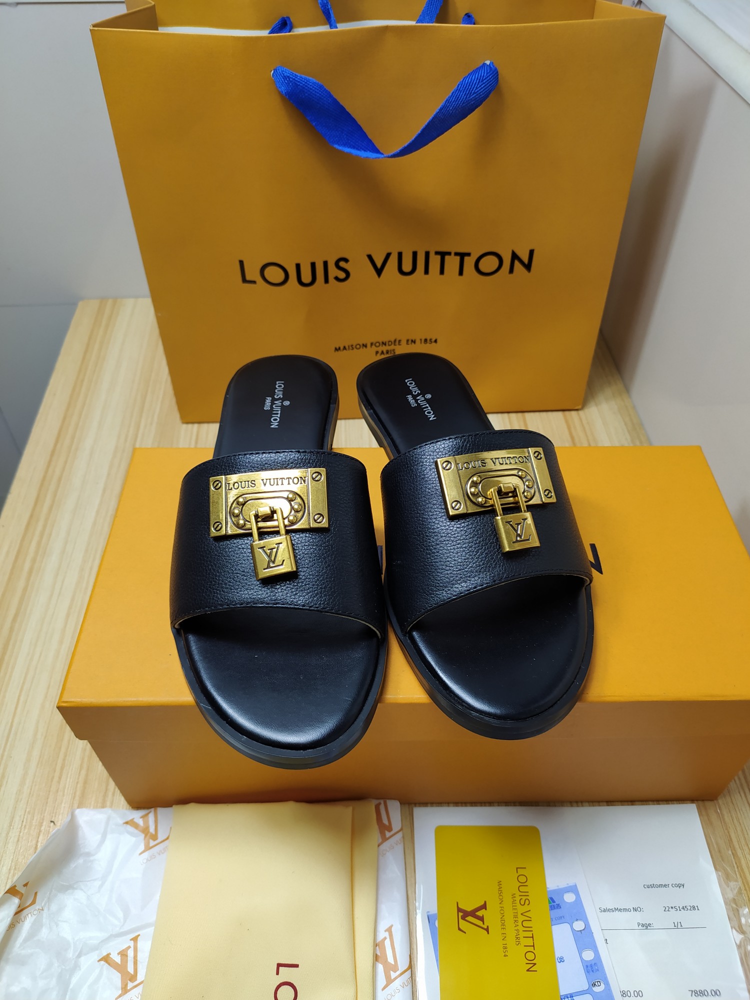 l**is V*t*n lock it mule black 1aaovl