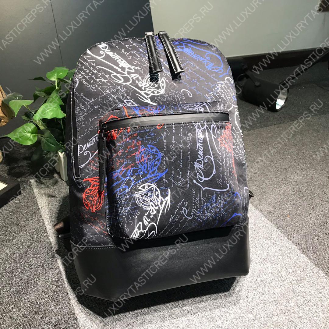 Berluti.  Volume背包样式Scritto防撕裂尼龙 底部采用头层牛皮 防水表面处理（包括防水拉链)黑色尼龙衬里。手提式:一个提手