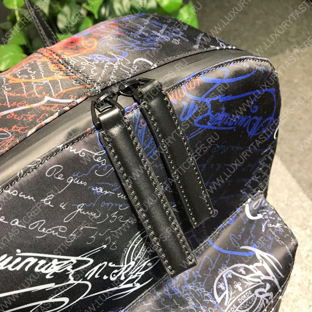 Berluti.  Volume背包样式Scritto防撕裂尼龙 底部采用头层牛皮 防水表面处理（包括防水拉链)黑色尼龙衬里。手提式:一个提手