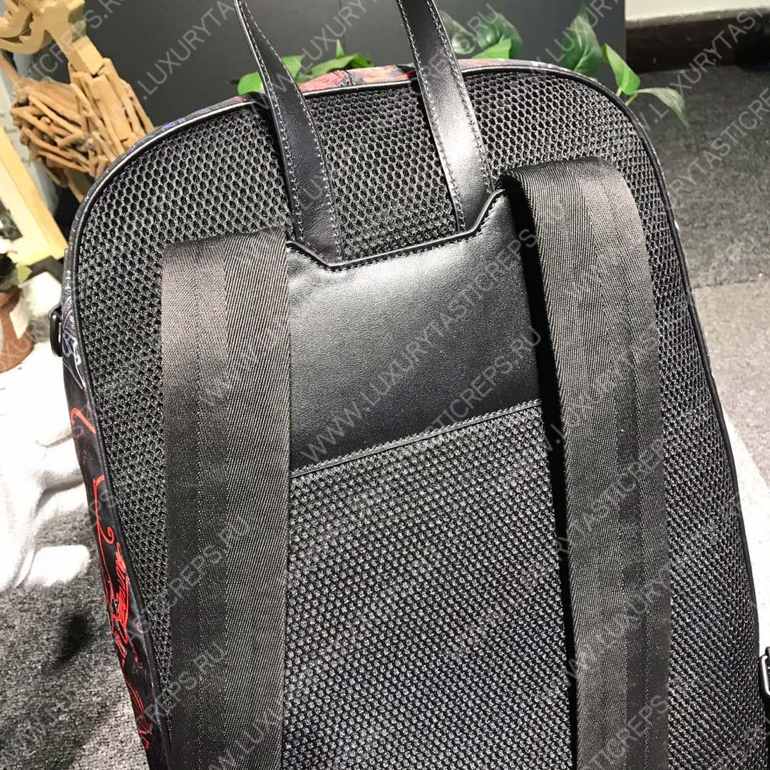 Berluti.  Volume背包样式Scritto防撕裂尼龙 底部采用头层牛皮 防水表面处理（包括防水拉链)黑色尼龙衬里。手提式:一个提手