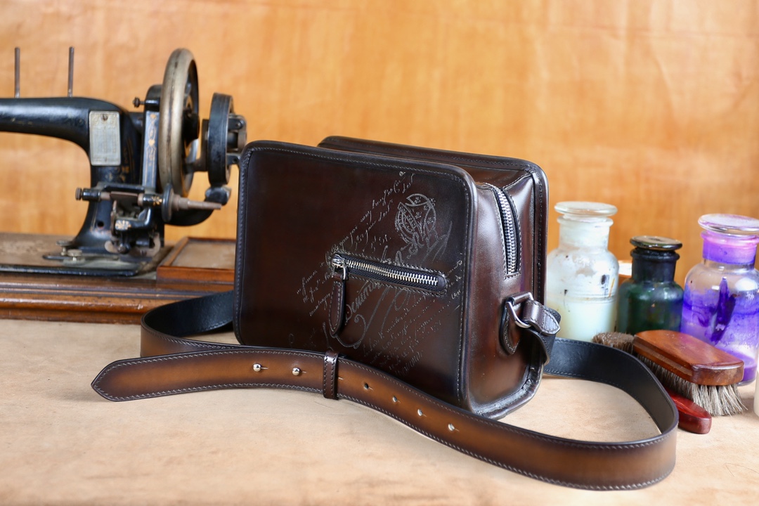 BERLUTI JOURNALIER SCRITTO MESSENGER BROWN C0859-R1